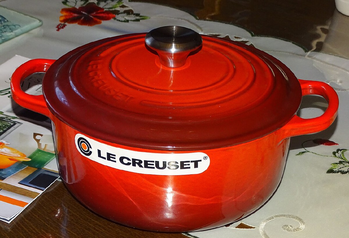 Red enameled Le Creuset round cocotte with lid and stainless knob (20 cm model pictured; the reviewed 5.5 qt/26 cm is the same design)
